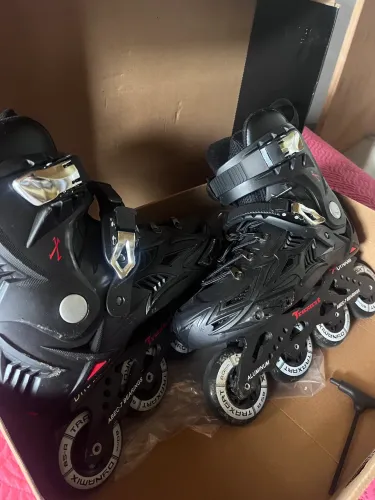 Patins Freestyle Traxart Dynamix Slalon Urban Hardboot Preto