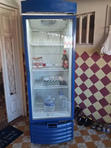 Vendo uma ótima expositora gelando muito bem 