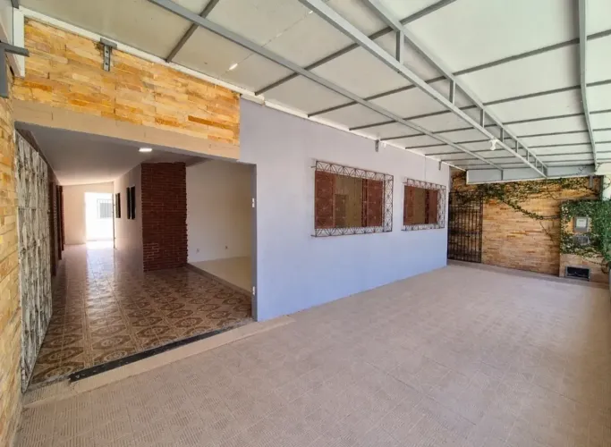 JB CASA COM 5 QUARTOS EM LAGOA NOVA MEDINDO 147M² EM ÓTIMA LOCALIZAÇÃO.