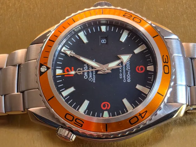 Relógio Omega Seamaster Planet Ocean. Auto. Com cartões de garantia e pulseira completa.