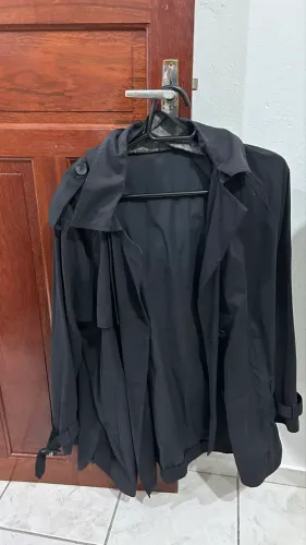 Treanch coat feminino preto com capuz removível