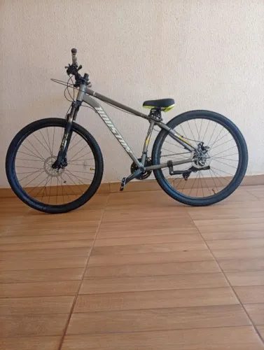 Bicicleta aro 29 com 7 marchas