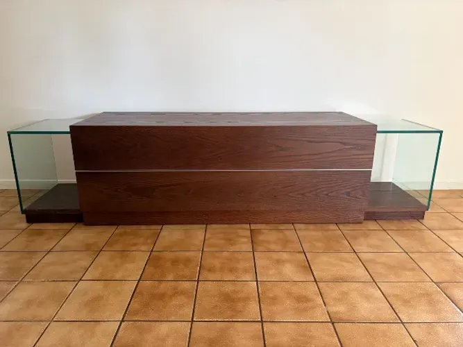 Rack sofisticado com suportes laterais de vidro