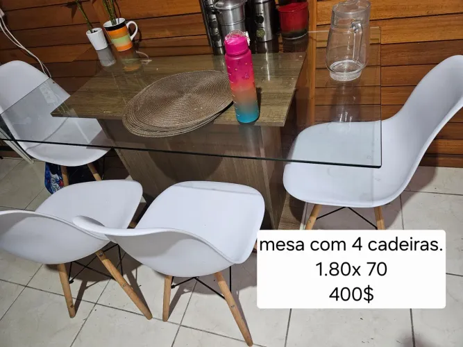 Mesa com 4 cadeiras.