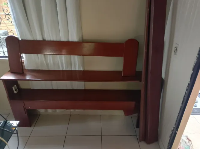 Vendo cama de madeira completa