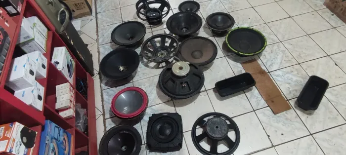 Vende-se alto falantes com defeito,.