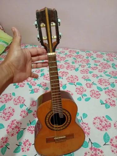 Vendo um cavaquinho em bom estado não tou usando 500