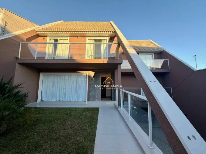 Sobrado com 3 dormitórios à venda, 270 m² por R$ 2.600.000 - Capão Raso - Curitiba/PR