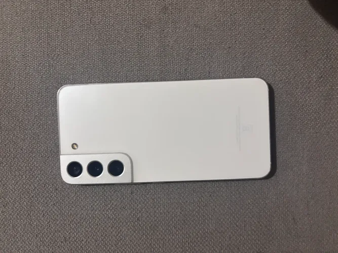 Celular sansung galaxy S22 com apenas listras na tela