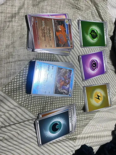 100 cartas Pokémon ( heróis excelsos) + 22 códigos  do pacote 