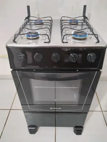 Vendo fogão " ATLAS ' BEM CONSERVADO * O FORNO ESTÁ NOVO" 