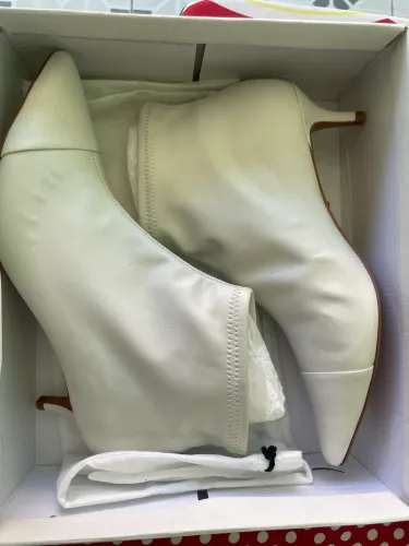 Bota Schutz bico fino branca