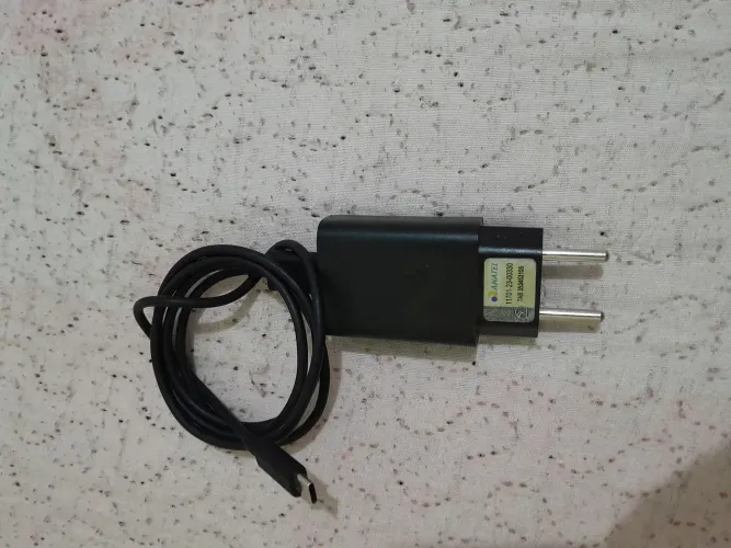 PARA VENDER LOGO CARREGADOR TIPO C ORIGINAL MOTOROLA 2 MES DE USO !!!!