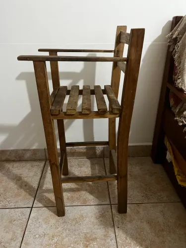 CADEIRA DE ALIMENTAÇÃO PARA BEBÊ EM MADEIRA