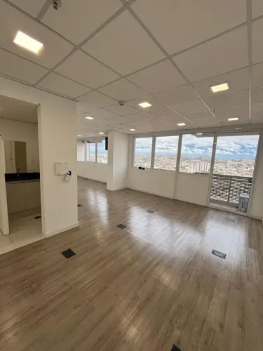 Escritório para aluguel possui 66 metros quadrados em Novo Homero Thon - Santo André - SP