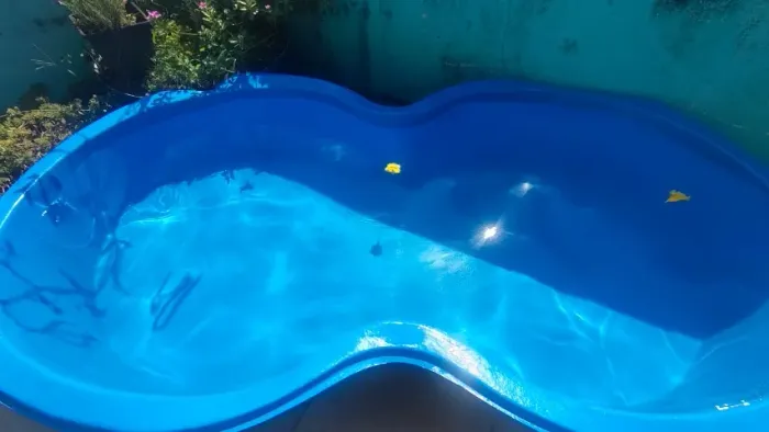 Piscina de polietileno de 1000 litros, formato feijão e profundidade de 46 cm semi-nova