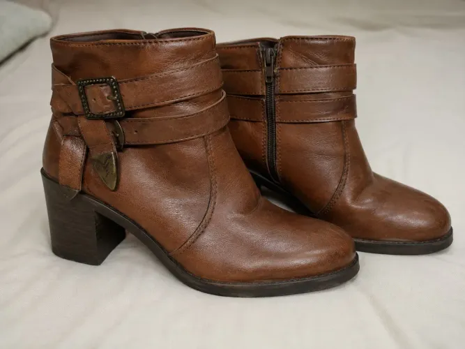 Bota feminina de couro número 34