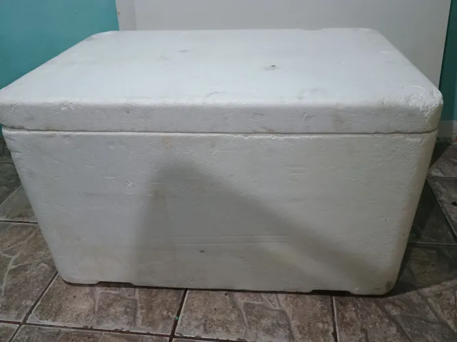 Caixa de isopor é caixa de de frutas etc..