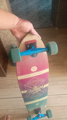 Vendo skate semi long, pouco usado .aceito cartão de crédito parcelo com taxa da máquina 