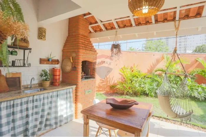 Casa à venda. Condomínio fechado, 3 quartos(1 suíte) , lavabo, 3 vagas, quintal gramado. J