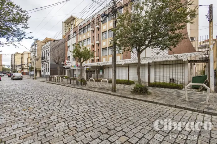 Loja para alugar no São Francisco com 242,6m²