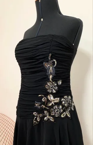 vestido de festa preto com aplicações - tomara que caia