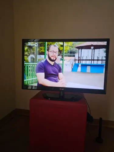 TV Monitor LG - Preto Brilhante LED 24" 24MN33N - Conexão HDMI<br>24MN33N<br>