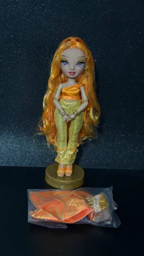 Boneca Rainbow High Meena Fleur