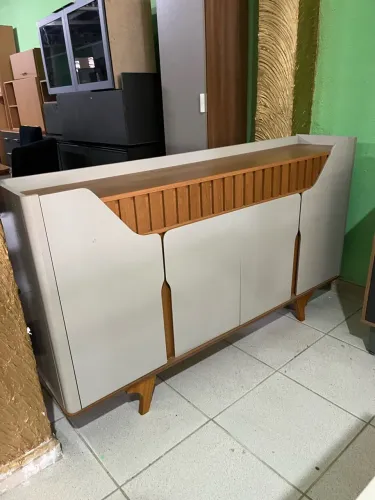 Buffet com pés de madeira maciça disponível