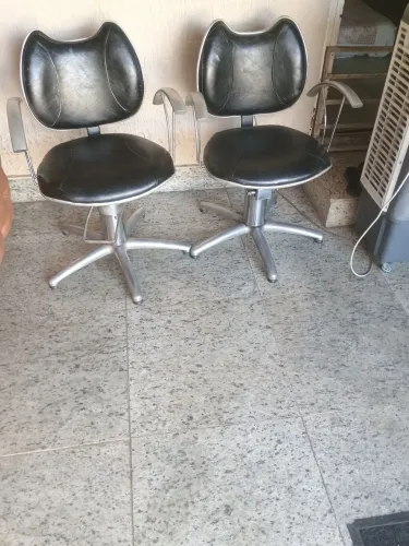 Cadeiras hidráulica  reclinável resistente marca kixike falta encosto de cabeça 520  cada 