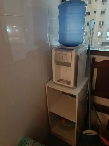 Refrigerador de água Electrolux com suporte de mesa branco,