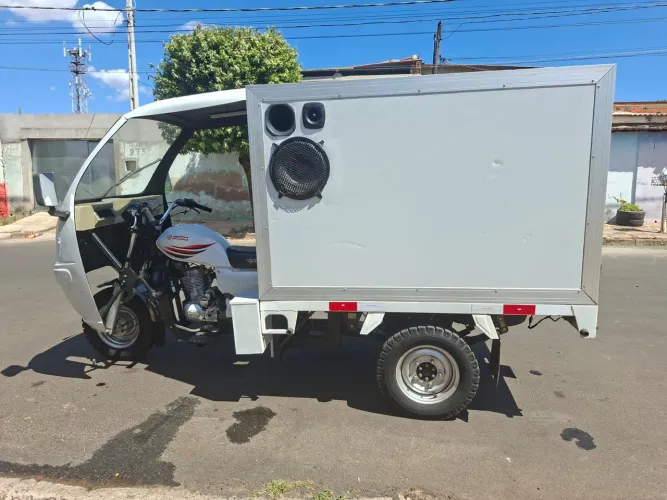 Triciclo 200 cc 2015 com baú térmico, moto som, 