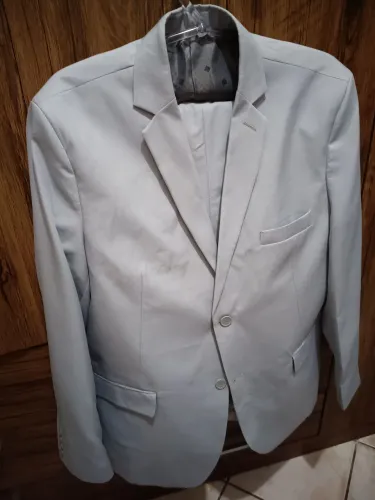 Terno calça e blazer cinza claro slim usado uma vez calça 46 e blazer 54 valor 170,00