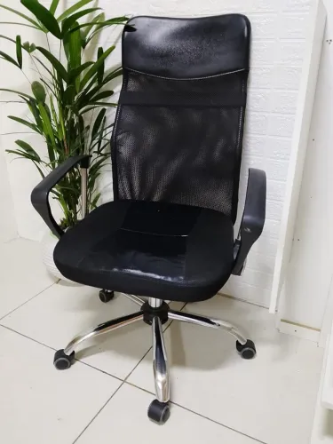 Cadeira executiva e Mesa para computador.