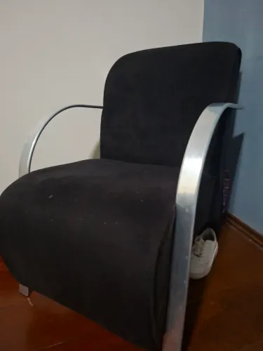 Poltrona com braço de alumínio 