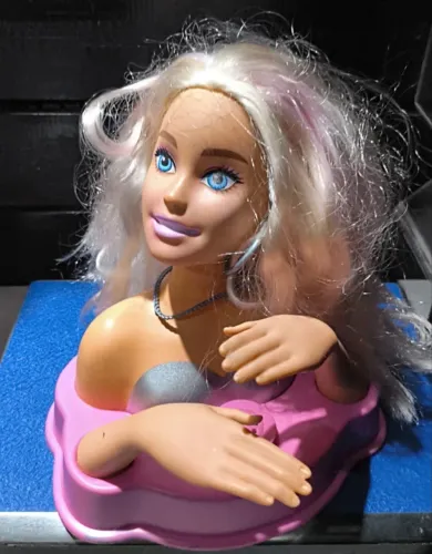 Busto Barbie funcionando 