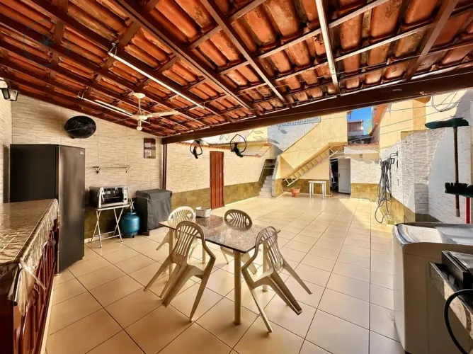 Casa á venda no bairro Planalto, Belo Horizonte - MG.