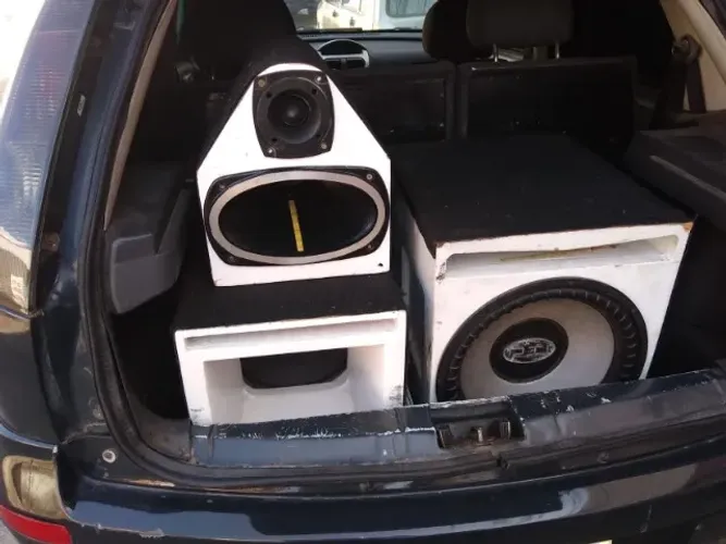 Som automotivo "trio/porta-malas"