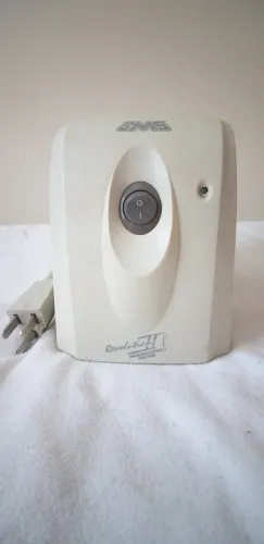 Estabilizador SMS Revolution II L, cor bege, 115 volts, 300 VA, 4 tomadas, seminovo,