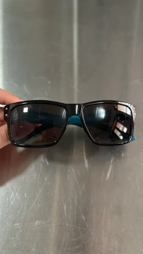 Óculos de Sol Rusty Preto com Hastes Azul-Turquesa