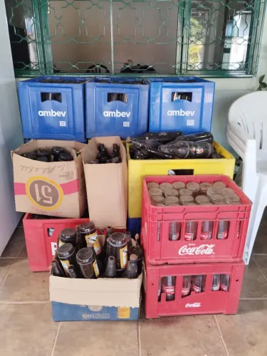 Cascos + caixas de cervejas e refrigerante 