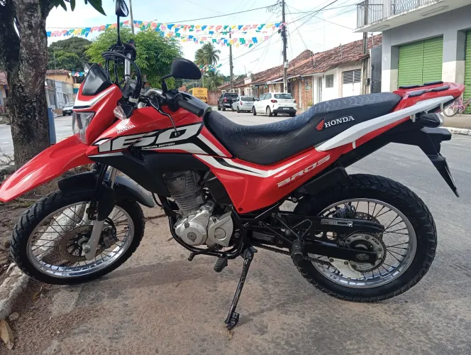 Bross Extra, 34.000 km, Pneu dianteiro Zero, Tração Zero. Emplacada até 06/2027. 