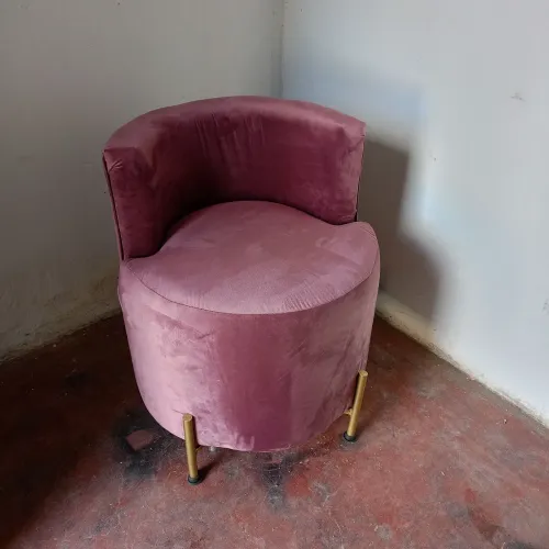 Puff com encosto e pés de ferro 