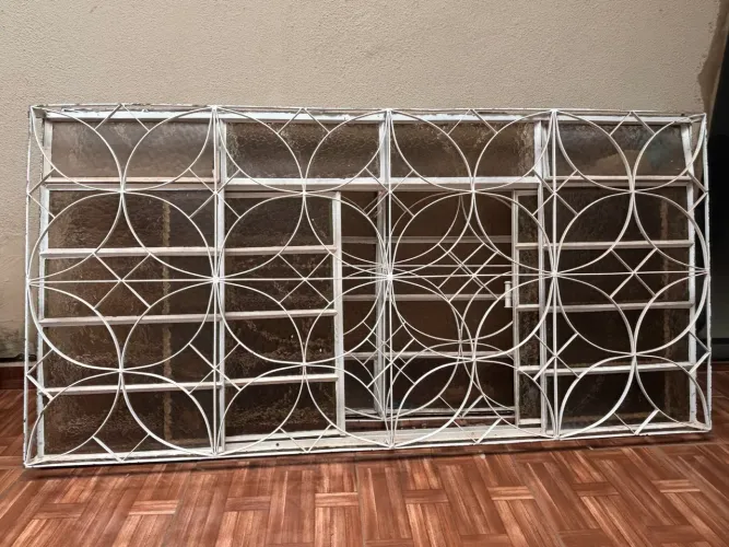 Janela de grade em perfeito estado. 1,00 x 2,00.