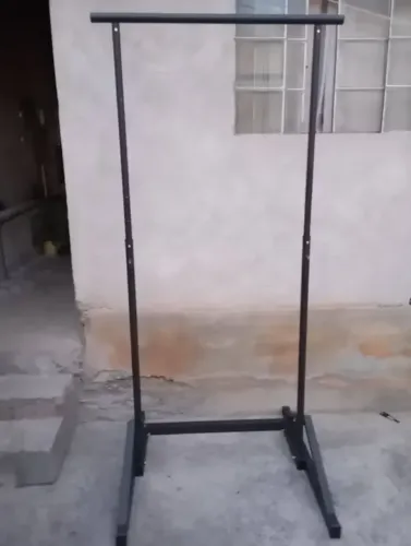 Vendo barra fixa para exercícios em casa. Ideal para treinamento de TAF para concursos.