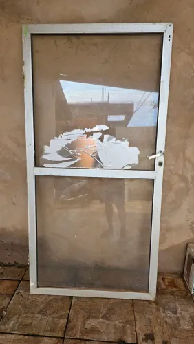 PORTA DE VIDRO E ALUMÍNIO (DESAPEGO)