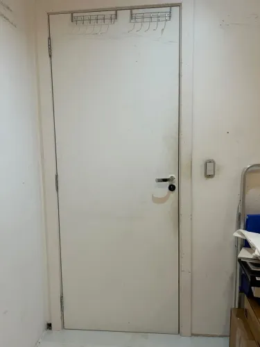 Porta de madeira na cor branca - R$ 150