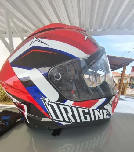 Vende se um capacete novo original.