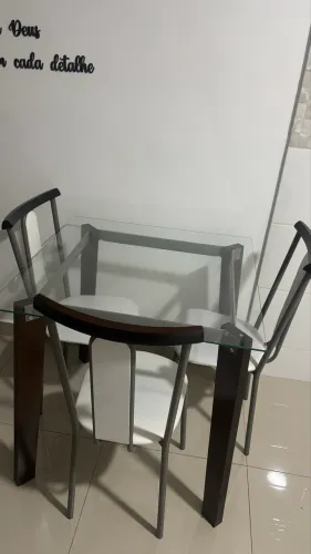 Vendo mesa com 3 cadeiras