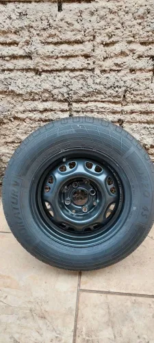 Vendo duas rodas de ferro 4 furos com pneus novos sem uso 175/75/13